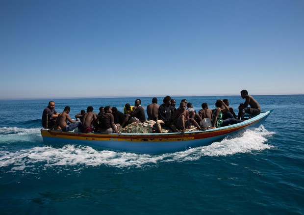 Un barcone di migranti nel Mediterraneo © ANSA 