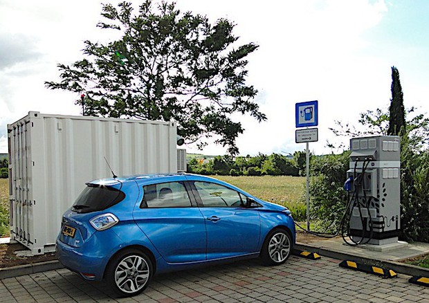 Auto elettriche, stazioni ricarica con batterie riutilizzate © Renault