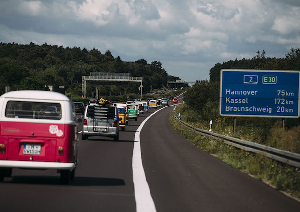 Parata di 350 Volkswagen Bulli da Wolfsburg ad Hannover © Volkswagen Veicoli Commerciali