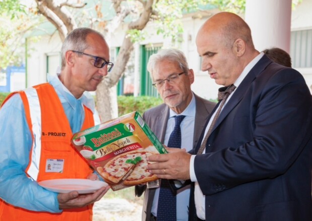 Benevento: il ministro De Vincenti nello stabilimento Nestlè insieme a Massimo Ferro (Nestlè) per assaggio prima pizza surgelata prodotta © Ansa