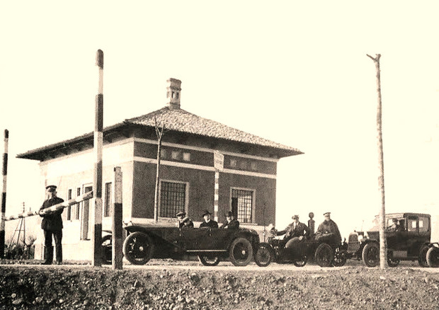 21 settembre 1924 apre MilanoLaghi,prima autostrada al mondo © ANSA