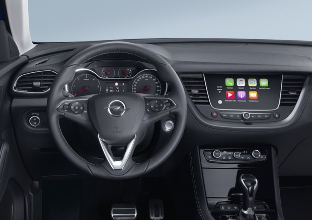 Opel, salgono a bordo sistemi navigazione Waze e Google Maps © 