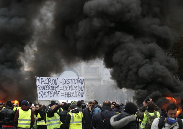 La tassa sui carburanti che ha infiammato la Francia © AP