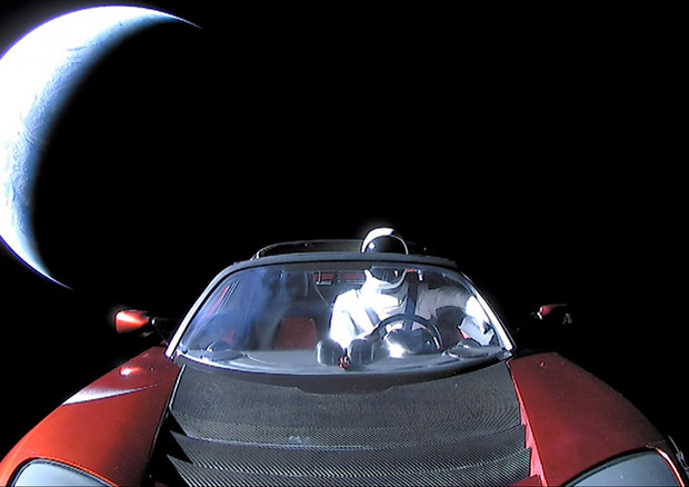 L’auto sportiva Tesla Roadster incrocerà di nuovo l’orbita della Terra nell’agosto 2019. (Fonte: SpaceX) © Ansa