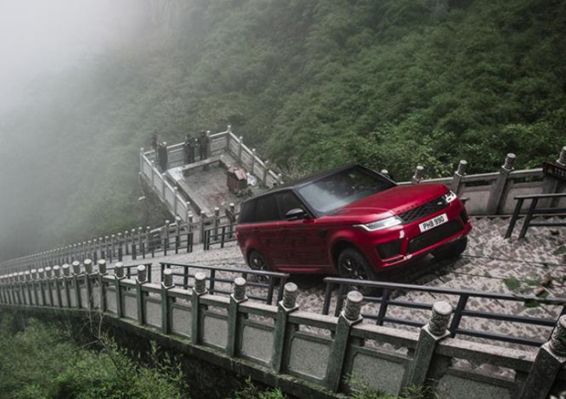 Range Rover Sport ibrida sui 999 gradini della Porta Celeste © JLR Press