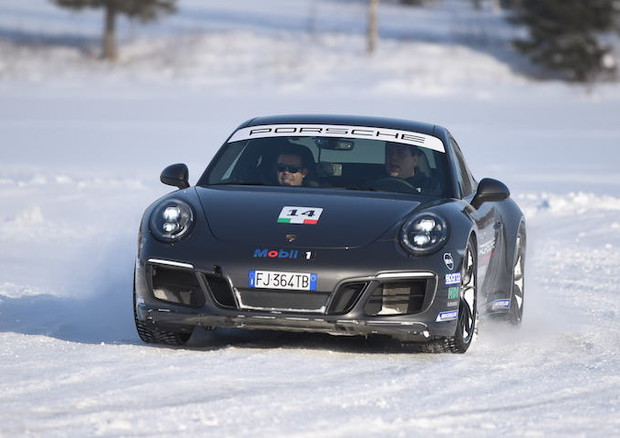 Guida su neve/ghiaccio senza segreti con Porsche Experience © Porsche Italia