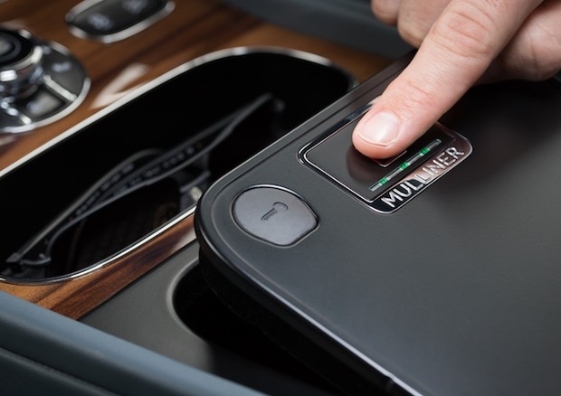 Sulle Bentley cassaforte con apertura con impronta digitale © Bentley