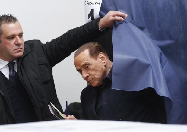 Silvio Berlusconi oggi al voto © AP