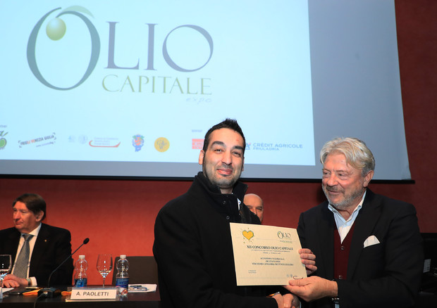 Il presidente della Camera di Commercio Venezia Giulia Antonio Paoletti consegna un attestato © Ansa