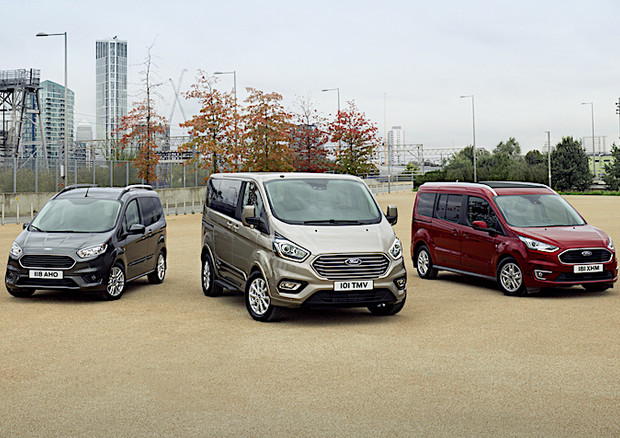 Con l’apporto del nuovo Tourneo Custom, nella foto al centro, la Ford punta a conquistare la leadership in Italia dei commerciali M1 sino a nove posti. © Ford 