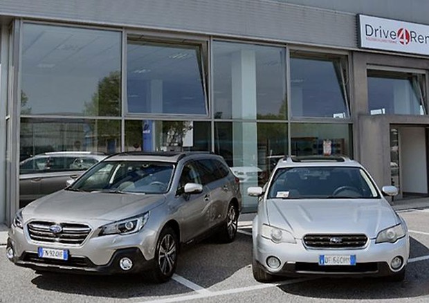 Il presidente di Subaru Italia Yamada ha premiato Gianni De Meneghi per il suo record © Subaru Italia