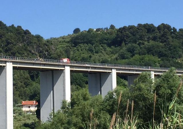 A14: 'no' a divieto per i mezzi pesanti su viadotto Cerrano © ANSA