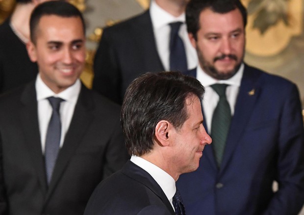 Il premier Giuseppe Conte (C) e i due vice premier Luigi Di Maio (ministro del Lavoro - S) e Matteo Salvini (ministro dell'Interno - D) durante il giuramento del Governo al Quirinale, Roma, 1 giugno 2018 © ANSA 