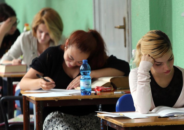 Studentesse impegnate nell'esame di maturità a Milano in una foto di archivio © ANSA
