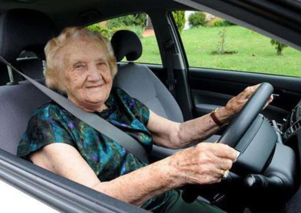 Anziani al volante sono sempre di più, soprattutto al Nord © ANSA