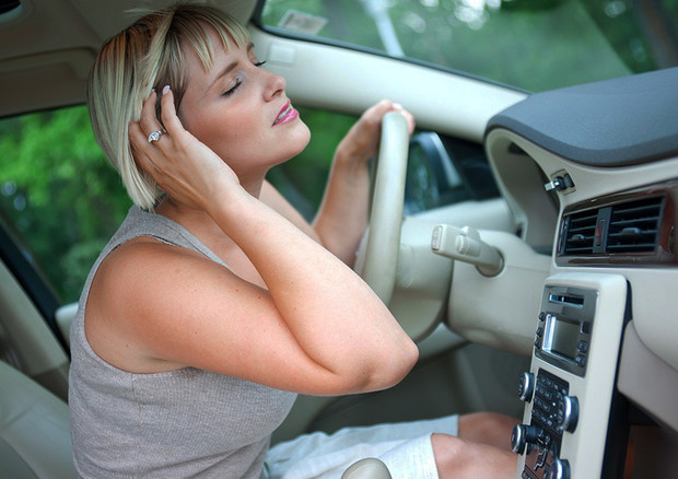 Un articolo del CdS vieta di tenere il motre acceso per far funzionare il climatizzatore se l'auto è in sosta © ANSA