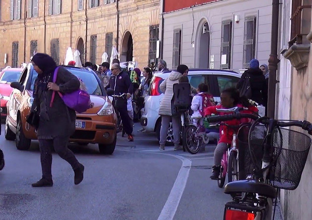 Italiani pigri, casa-scuola si fa in auto, pochi vanno in bici o a piedi © Ansa