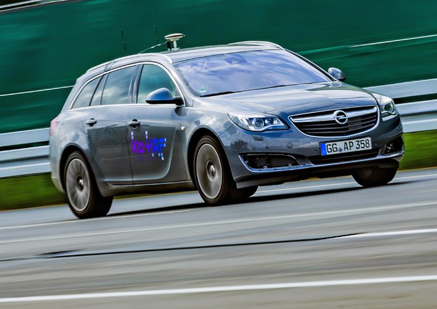 Opel sperimenta guida semi-autonoma su prototipo Insignia © ANSA