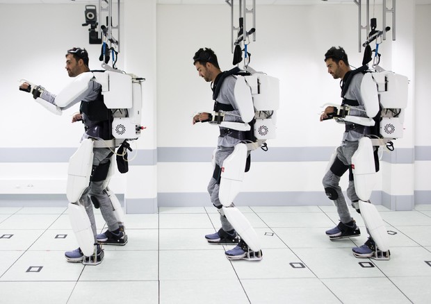 Uomo paralizzato cammina usando un esoscheletro col pensiero (fonte: Fonds de dotation Clinatec) (ANSA)
