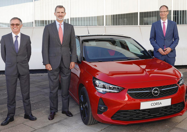 Da sinistra: il presidente del consiglio di amministrazione di Groupe PSA Carlos Tavares, il re Felipe VI di Spagna e il ceo di Opel Michael Lohscheller © ANSA