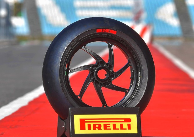Pirelli, nuova gamma pneumatici moto e scooter competizione © ANSA