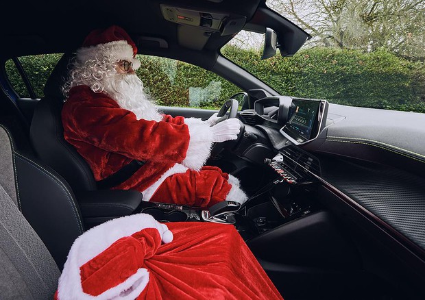 Viaggi di Babbo Natale, tanti vantaggi con la Peugeot e-208 © Peugeot UK Press