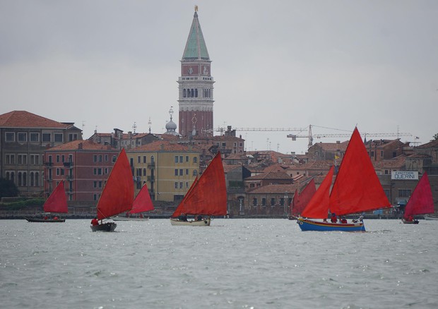 Arte: Red Regatta, a Venezia 52 vele rosse per città e ambiente © ANSA