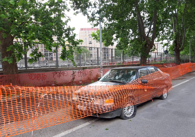 A Roma l'auto diplomatica parcheggiata a vita © Ansa