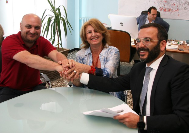 Da sinistra Marcello Lanotte, vice sindaco di Barletta, Rosa Di Palma, dirigente del comune, e Ugo Falgarini, regional manager di Open Fiber © ANSA