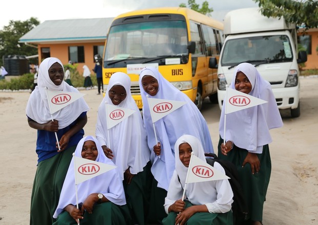 Kia Motors consegna scuola e minibus a governo Tanzania © Kia
