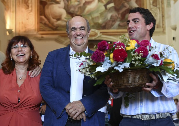 Gabriella Bontempo, organizzatrice del Premio Malaparte, con Colm Toibin (al centro) e il vicepresidente di Ferrarelle, Michele Pontecorvo © ANSA