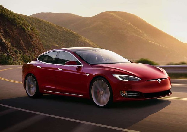 Chauffeur automatico, Spotify e Karaoke da viaggio per Tesla © Tesla