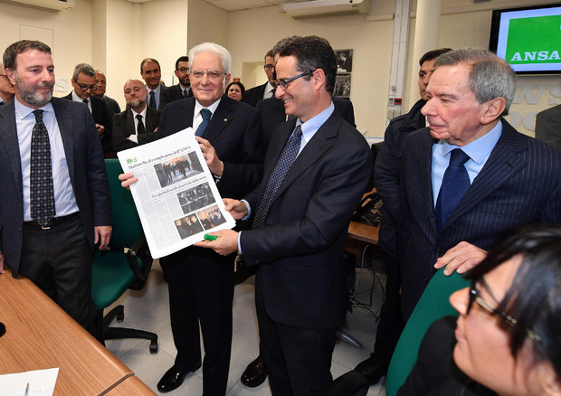 Il presidente della Repubblica, Sergio Mattarella, con il direttore Luigi Contu e il presidente Giulio Anselmi durante la visita all'ANSA in occasione dei 75 anni dell'agenzia © 