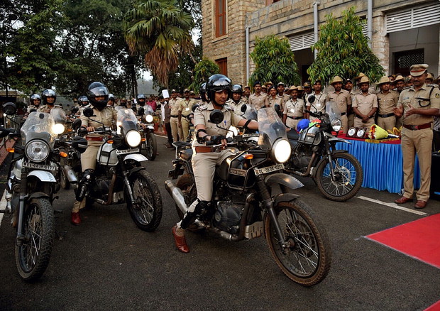Polizia di Bangalore lancia le agenti motocicliste © EPA