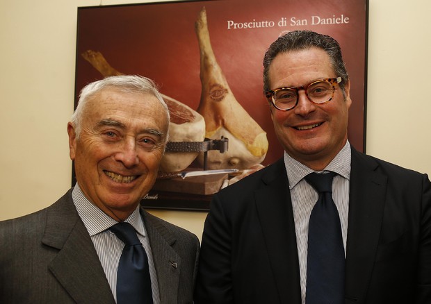 Giuseppe Villani (S) con Mario Cichetti (D) rispettivamente Presidente e Direttore del Consorzio del  Prosciutto di San Daniele © ANSA