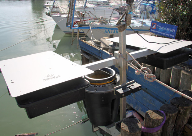 Inaugurato a Fiumicino dispositivo Seabin, un 'cestino' di raccolta rifiuti galleggiante, puo' raccogliere fino 500 kg di plastica © ANSA