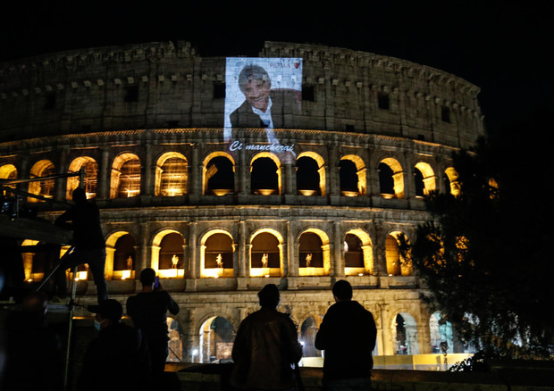 L'omaggio a Gigi Proietti al Colosseo © ANSA