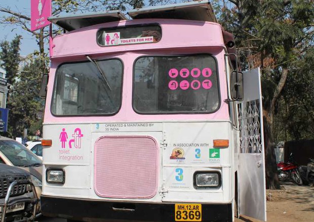 India: 12 vecchi autobus diventano 'toilette per donne' © Ansa