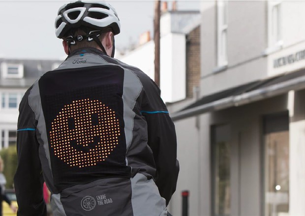 Sicurezza stradale,arriva l''emoji jacket' a tutela ciclisti © Ansa