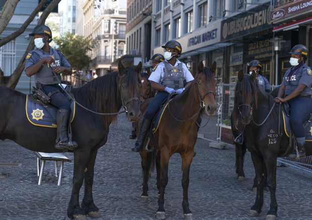 Polizia sudafricana a cavallo © EPA
