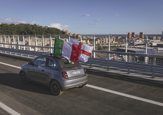 Fiat Nuova 500 elettrica, portabandiera su Ponte San Giorgio © FCA Press