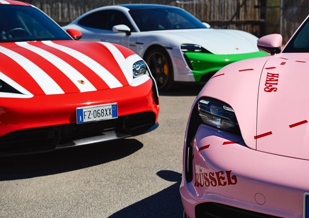 Porsche Taycan Tour, colori sgargianti ispirati alle corse © Porsche  Italia 