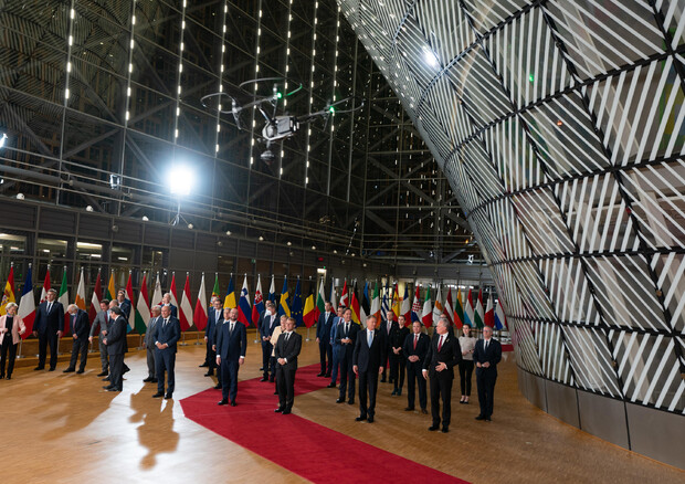 I leader Ue nell'atrio dell'Europa Building, sede del Consiglio Europeo (ANSA)