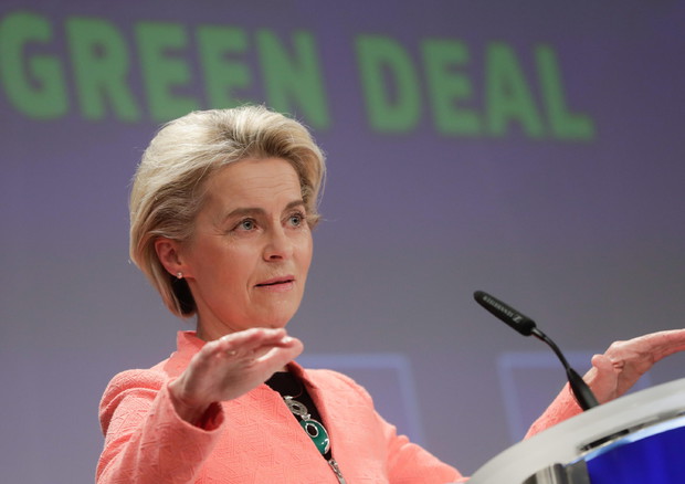 La presidente della Commissione europea Ursula von der Leyen presenta il pacchetto clima 2021 (ANSA)