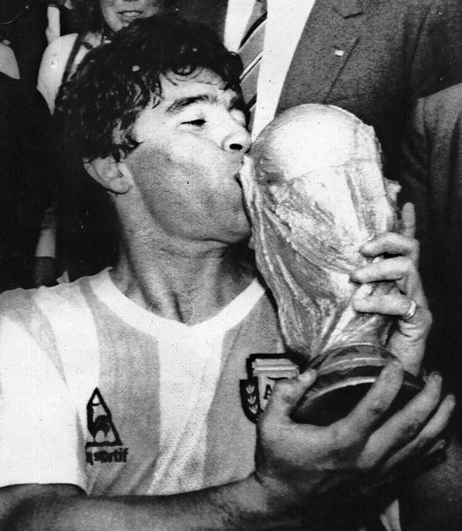 L'attaccante della nazionale argentina, Diego Armando Maradona, bacia la coppa del mondo dopo aver  battuto la Germania nella finale dei Mondiali 1986