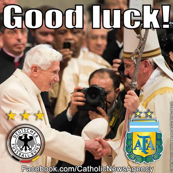 Papa Francesco, Papa emerito Benedetto XVI (fotomontaggio da twitter)
