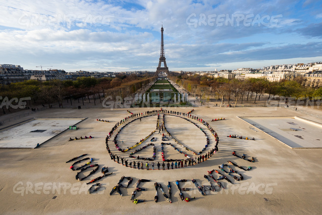 Centinaia di persone promuovono le energie rinnovabili al 100% e la pace durante il vertice sul clima COP21. L'evento è stato creato a Parigi dall'artista internazionale John Quigley (foto Yann Arthus-Bertrand / Spectral Q) © Ansa