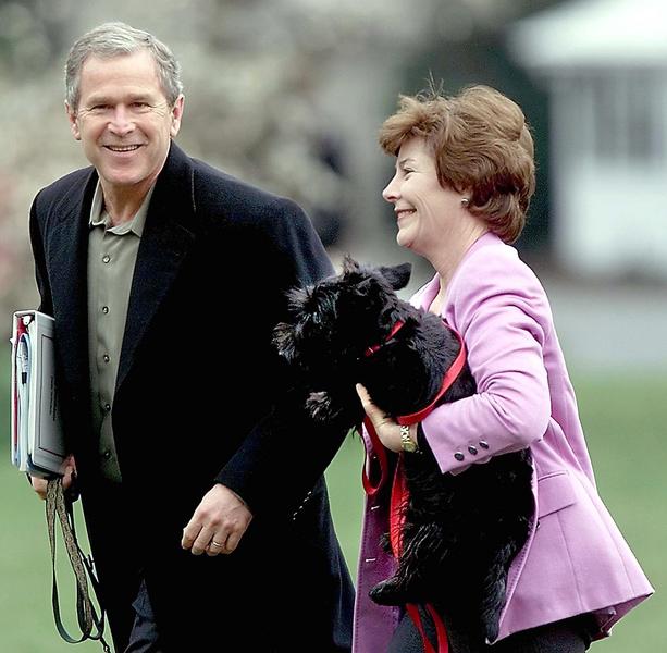 Il presidente George W. Bush con la moglie Laura e il cane Barney nel 2001