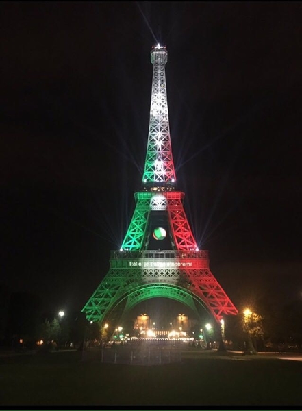 Euro 16 La Torre Eiffel Illuminata Coi Colori Dell Italia Europei 16 Ansa It