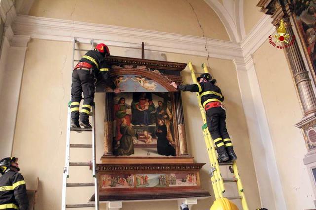Vigili del fuoco recuperano opere d'arte da Chiesa S.Francesco a Matelica © Ansa